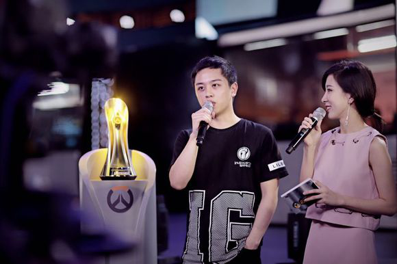 千呼万唤始出来：罗伊终于亮相第三赛季《守望先锋挑战者系列赛》解说台