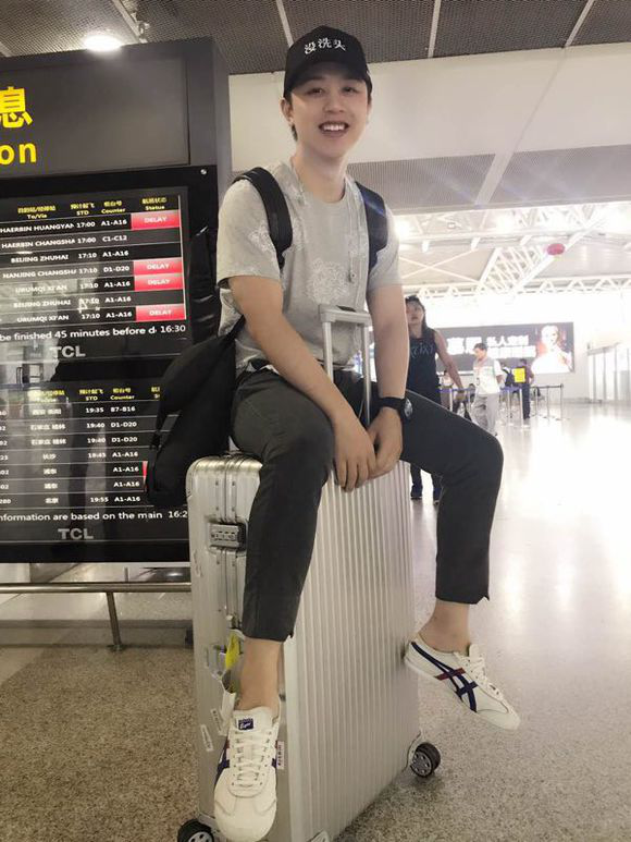 千呼万唤始出来：罗伊终于亮相第三赛季《守望先锋挑战者系列赛》解说台