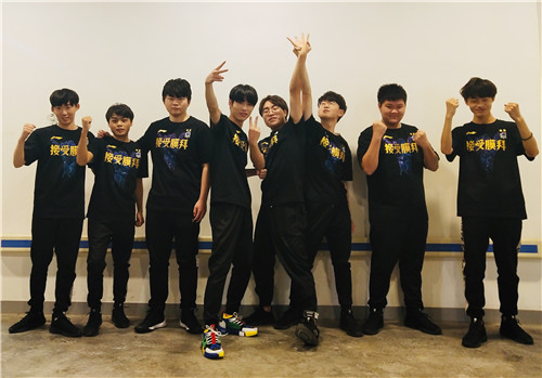 久竞再夺银龙杯 李宁冠军衫开创电竞先河