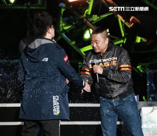 台北史上最烂跨年，一万多人雨中呆站看电竞