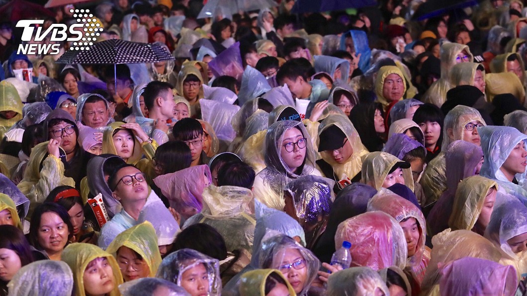 台北史上最烂跨年，一万多人雨中呆站看电竞