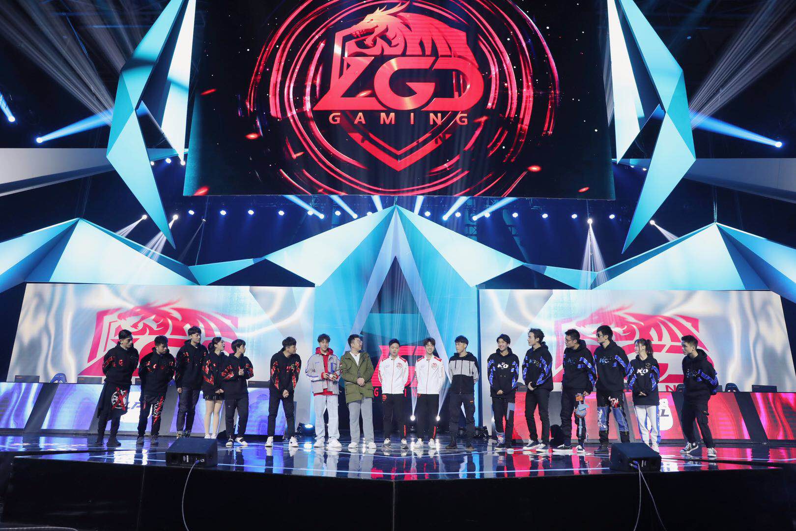 张彬彬两次单杀国服第一大呼“骄傲”！《超越吧！英雄》试训LGD感受职业残酷！