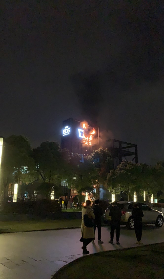 EDG基地着火上热搜 官方回应：只是灯牌着火 请大家放心