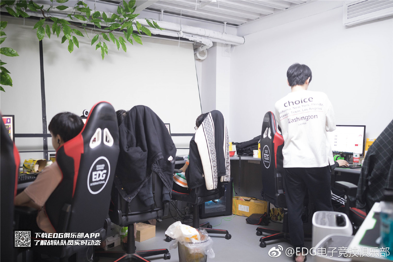 EDG基地着火上热搜 官方回应：只是灯牌着火 请大家放心