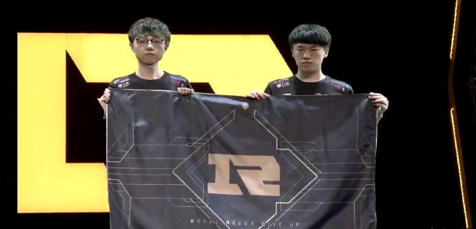 香锅精神传承！小虎将接棒MLXG成为RNG队长