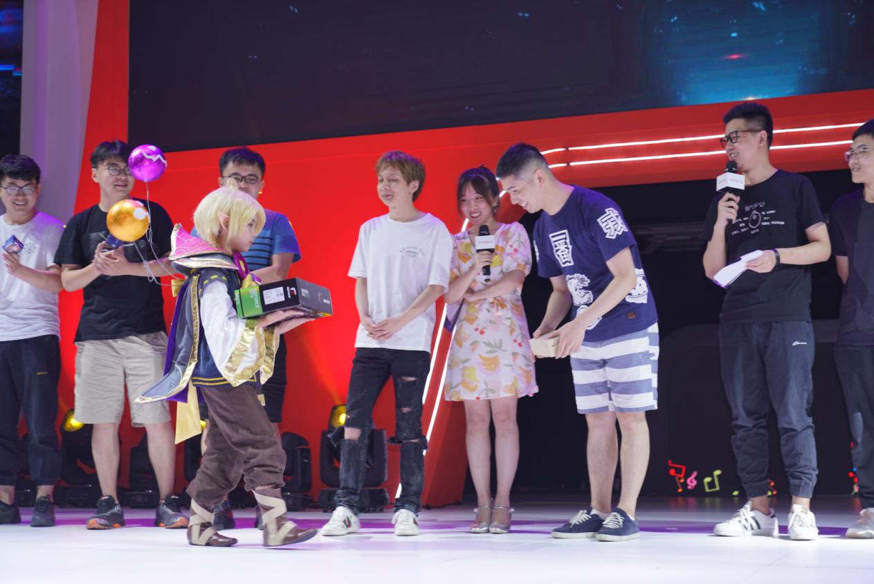 TI冠军+明星解说现身CJ现场 DOTA2主题日活动欢乐进行