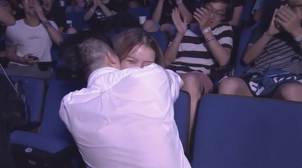 看个比赛还能被喂狗粮 《DOTA2》Ti9现场观众求婚成功