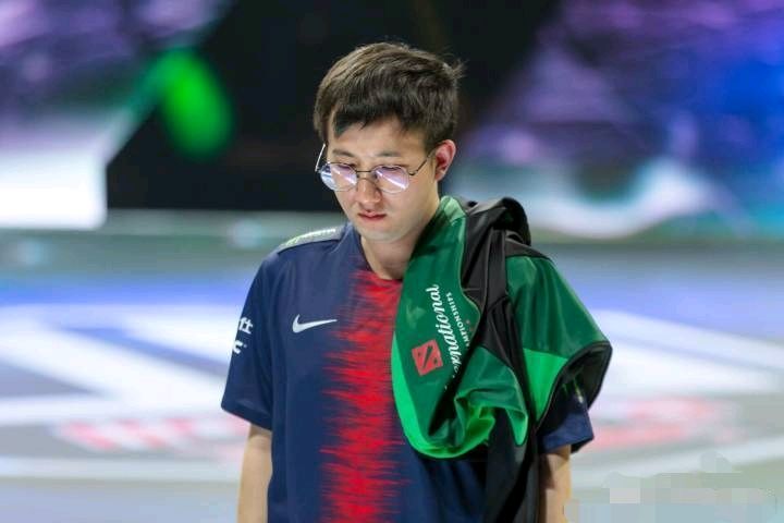 《DOTA2》LGD教练357正式辞职 fy将因手术休息3个月