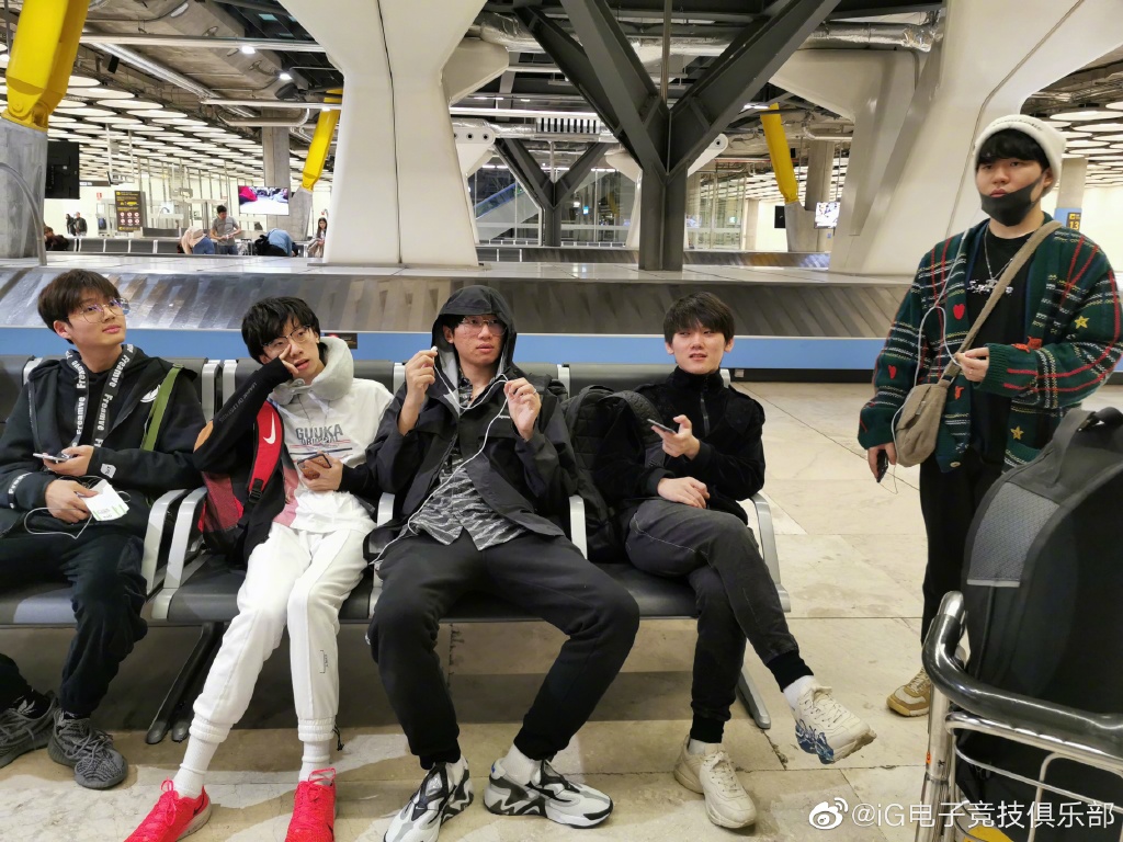 积极备战S9淘汰赛 iG、FPX已安全抵达马德里