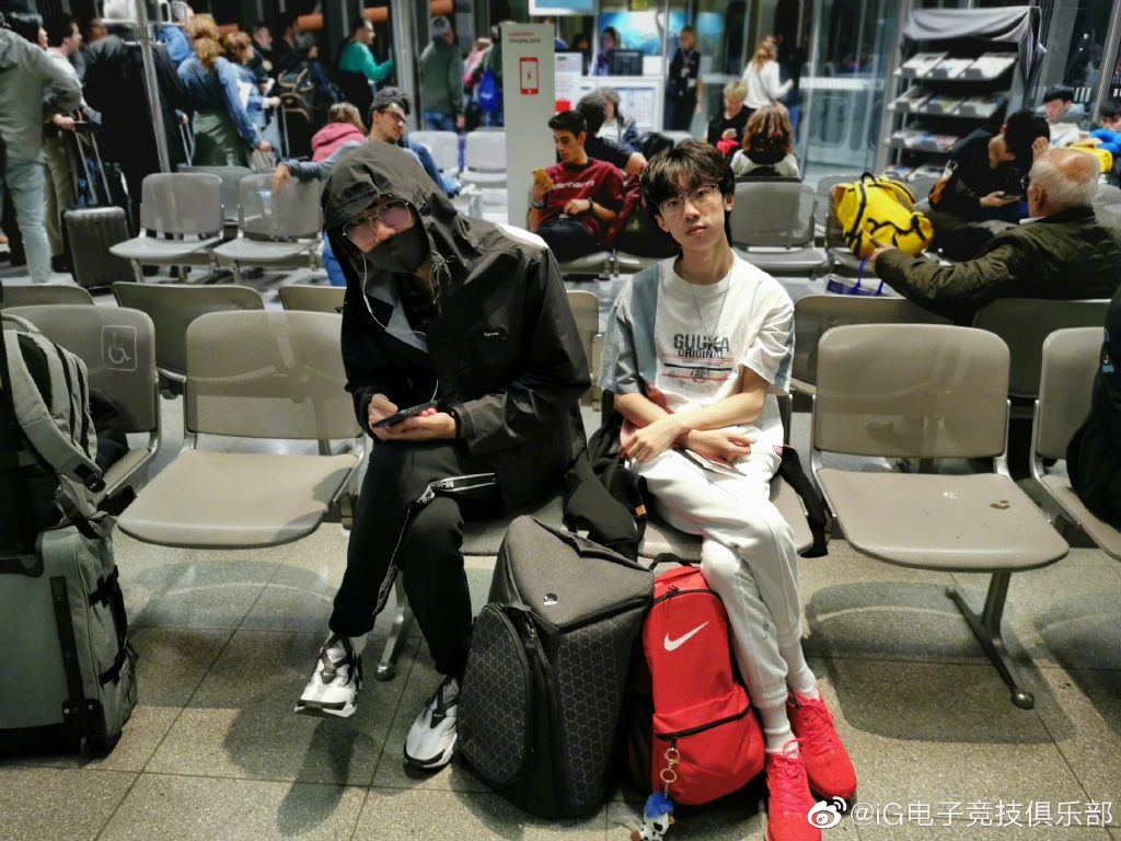 积极备战S9淘汰赛 iG、FPX已安全抵达马德里