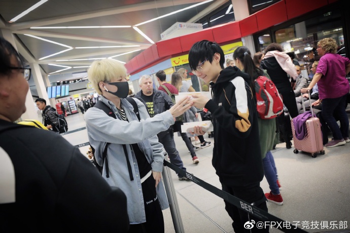 积极备战S9淘汰赛 iG、FPX已安全抵达马德里