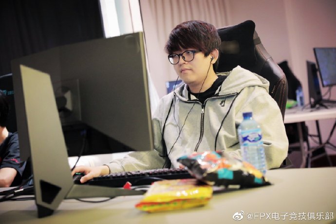 积极备战S9淘汰赛 iG、FPX已安全抵达马德里