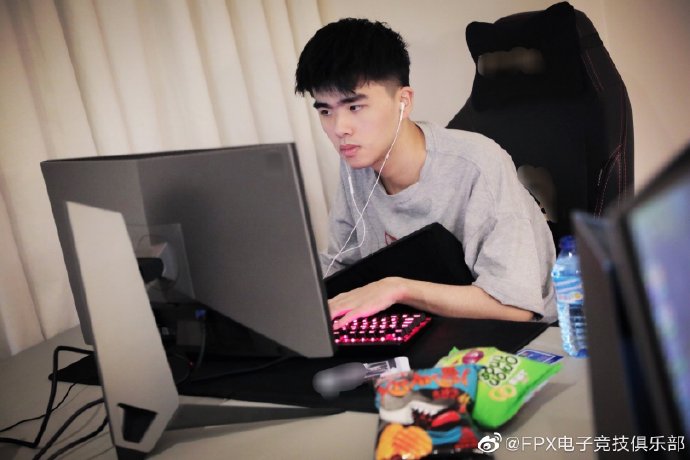 积极备战S9淘汰赛 iG、FPX已安全抵达马德里