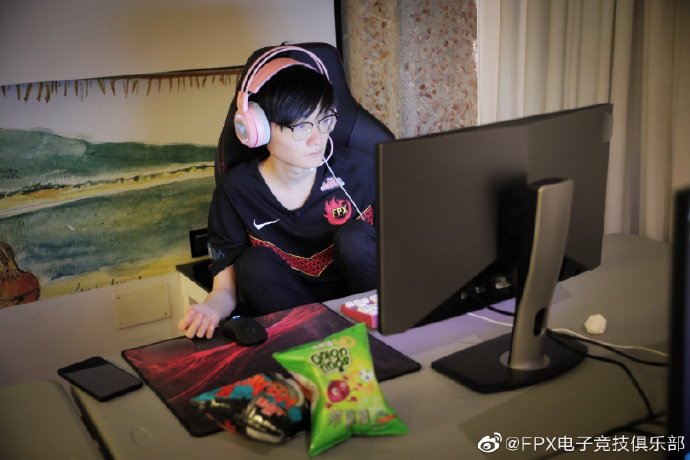 积极备战S9淘汰赛 iG、FPX已安全抵达马德里