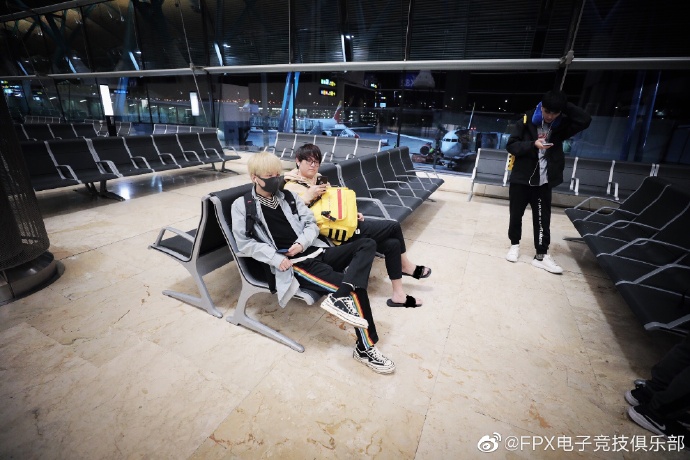 积极备战S9淘汰赛 iG、FPX已安全抵达马德里