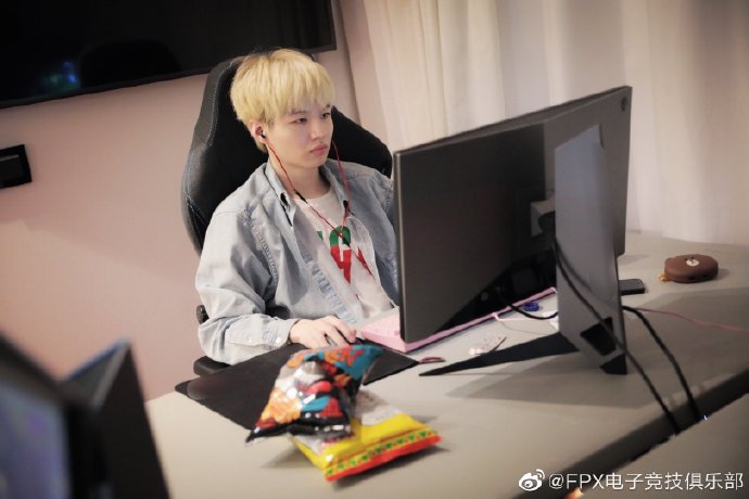 积极备战S9淘汰赛 iG、FPX已安全抵达马德里