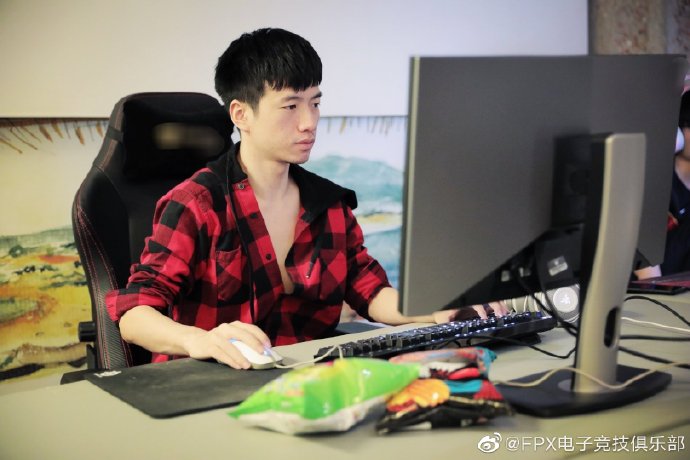 积极备战S9淘汰赛 iG、FPX已安全抵达马德里