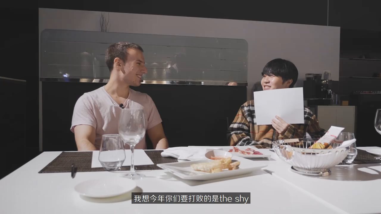 G2战队Perkz约会iG战队Rookie 交换队服约定决赛见