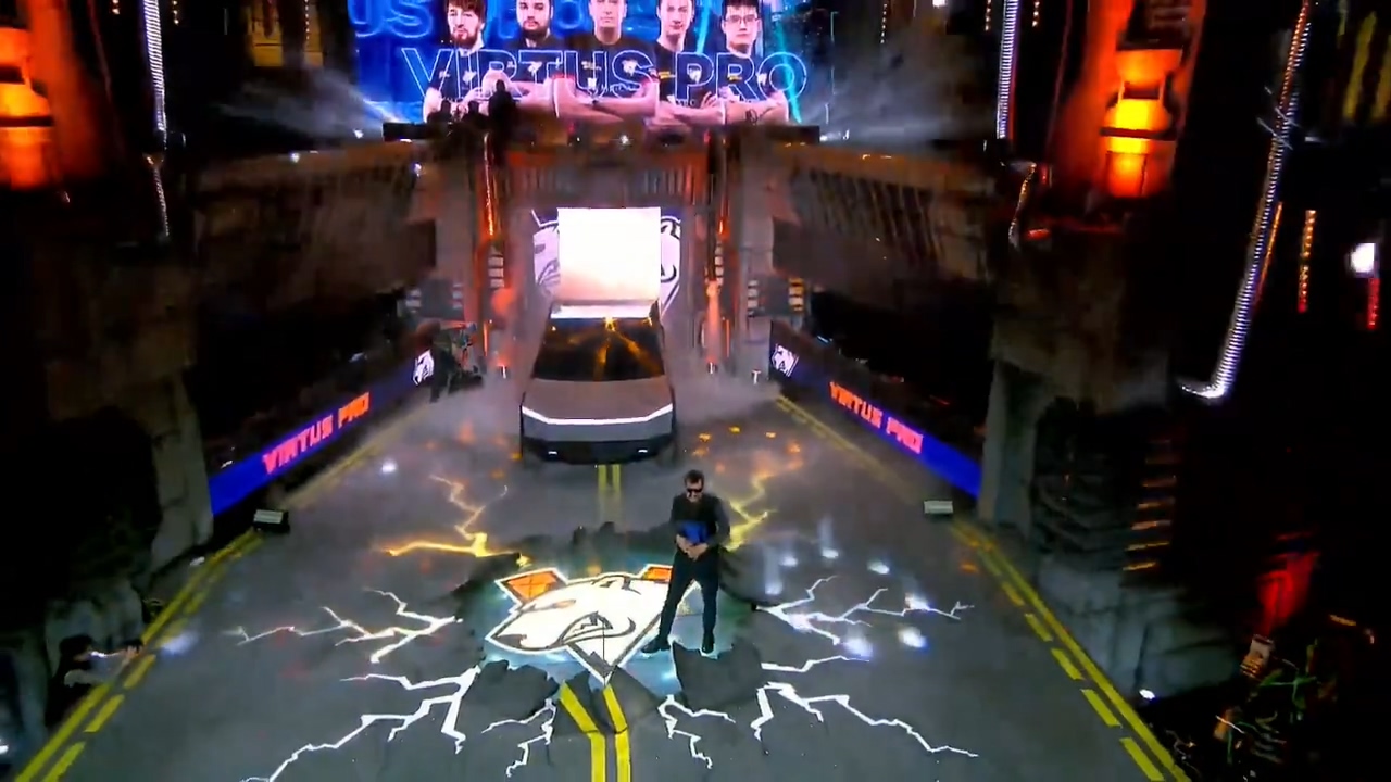 效果拉满！《DOTA2》WePlay癫狂之月战队乘赛博皮卡出场