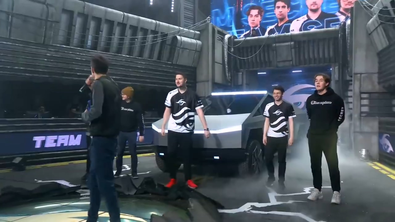 效果拉满！《DOTA2》WePlay癫狂之月战队乘赛博皮卡出场