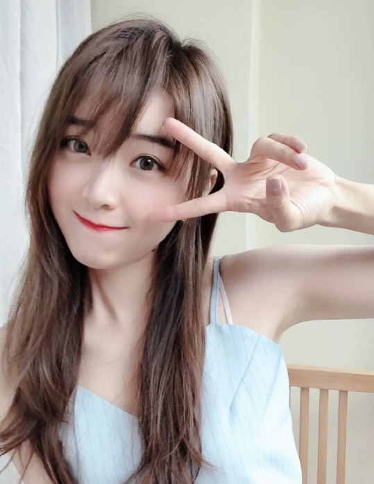 《英雄联盟》解说管泽元和主持人余霜分手 让人感慨