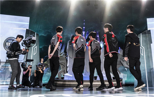 从国际T台到电竞新赛场 ，带你来看不一样的李宁