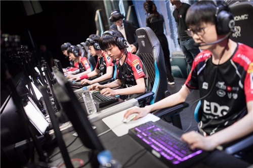 从国际T台到电竞新赛场 ，带你来看不一样的李宁