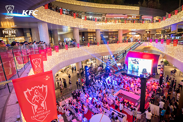 KFC巨型鸡桶落地深圳 携手粉丝团为LPL助威呐喊