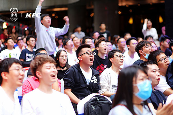 KFC巨型鸡桶落地深圳 携手粉丝团为LPL助威呐喊