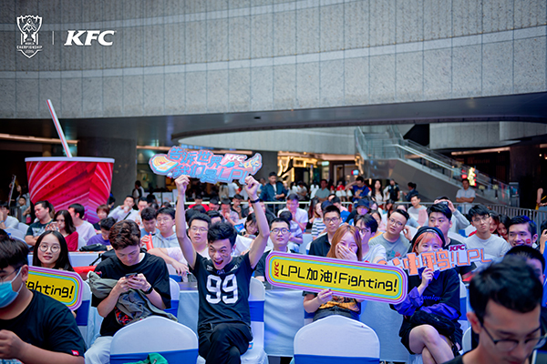 KFC巨型鸡桶落地深圳 携手粉丝团为LPL助威呐喊
