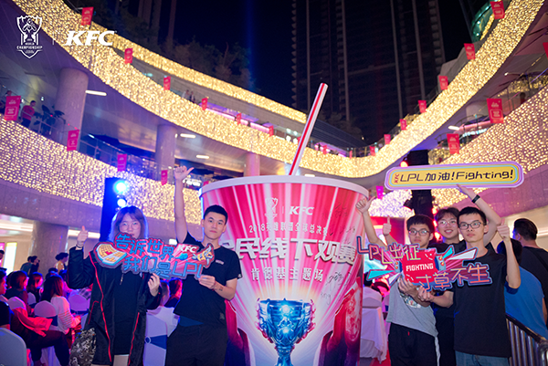 KFC巨型鸡桶落地深圳 携手粉丝团为LPL助威呐喊
