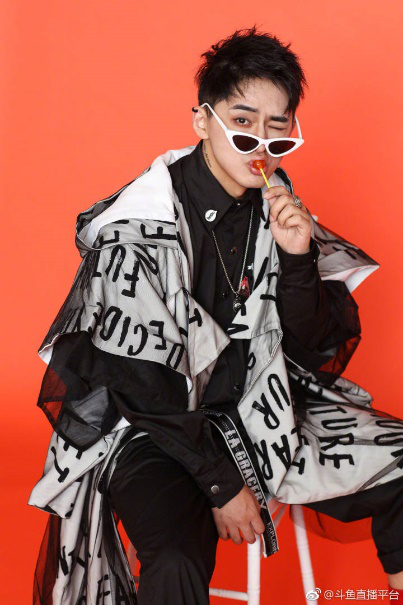 明星主播草莓重回斗鱼，斗鱼抢先进入游戏直播收割期