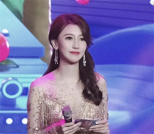 专访：阳光率性而又挥洒着青春的人气美女主持人—骆驼