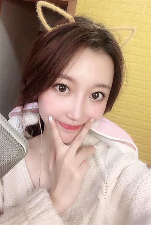 专访：阳光率性而又挥洒着青春的人气美女主持人—骆驼