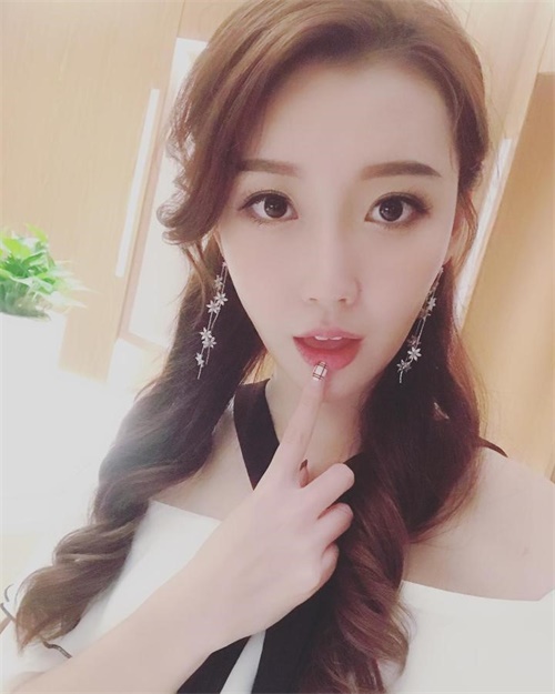 专访：阳光率性而又挥洒着青春的人气美女主持人—骆驼