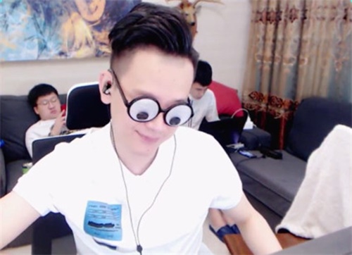 【CC年度专访】低调的努力派：依云