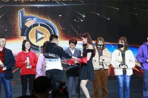 逆势上扬 锋芒初露—网易CC直播龙溟等获小葫芦十大游戏主播多项大奖