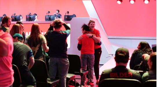 上海龙之队峰回路转摘夺首胜，见证历史，全世界瞩目为其喝彩!