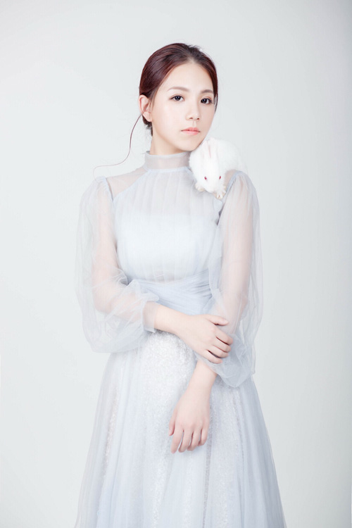 新晋人气网红美少女完美演绎《权御天下》主题曲 - 人美歌甜游戏赞