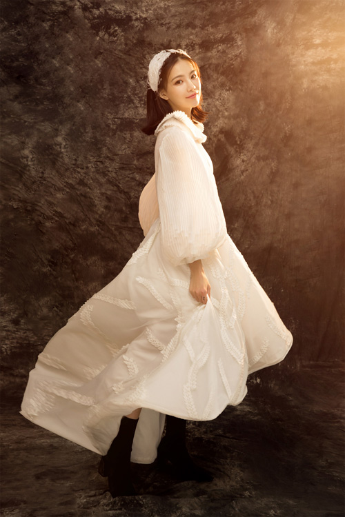 新晋人气网红美少女完美演绎《权御天下》主题曲 - 人美歌甜游戏赞