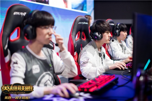 2019LPL季后赛火热开战 冠军奖杯花落谁家