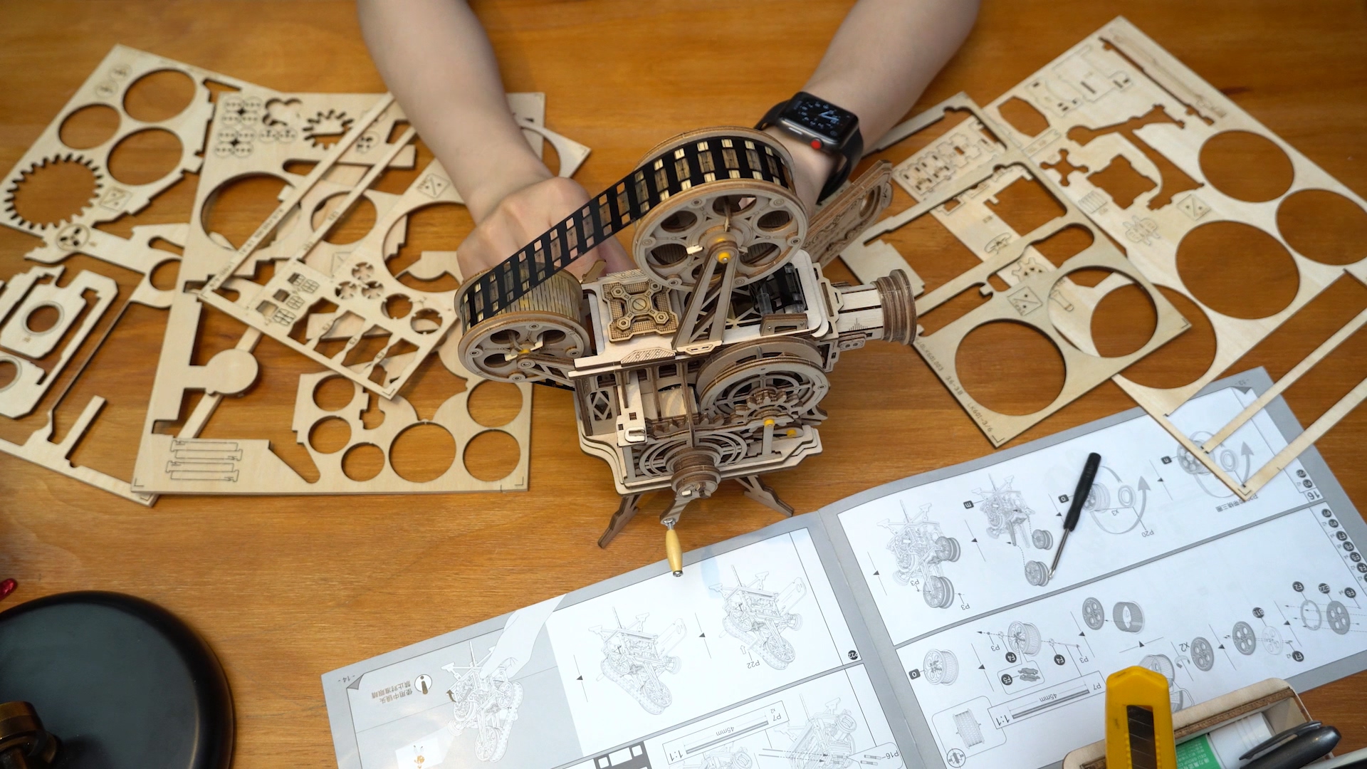 国内粉丝自制老式放映机 并在上面放起了《复联4》