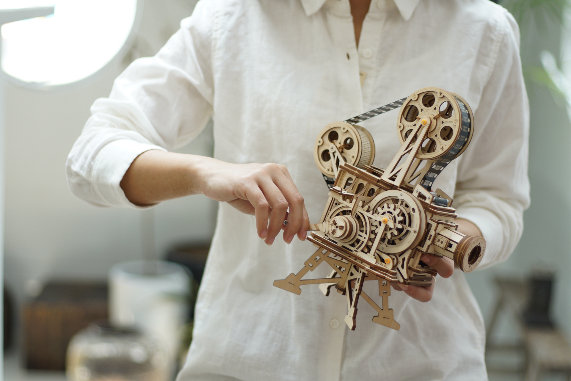 国内粉丝自制老式放映机 并在上面放起了《复联4》