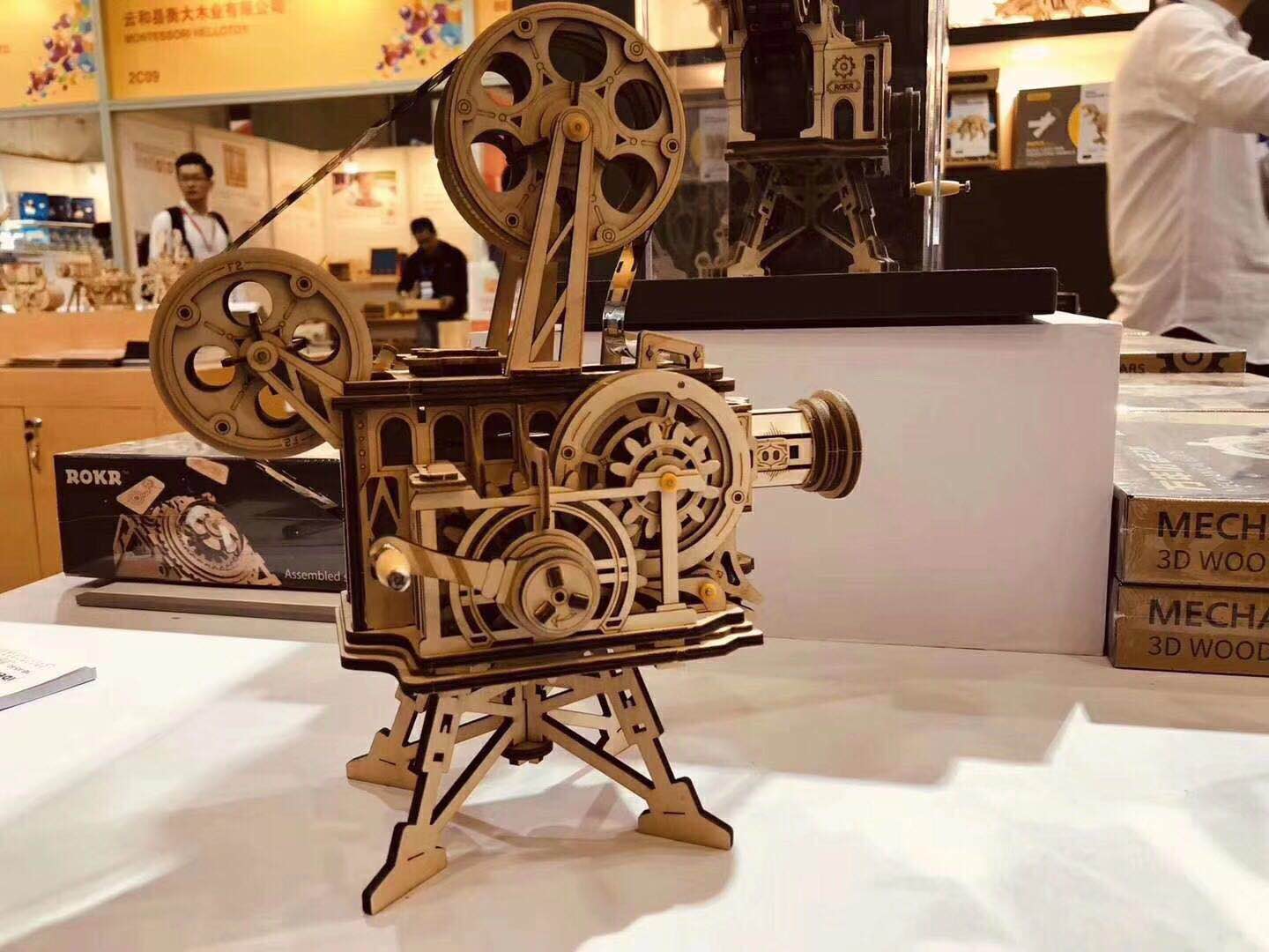 国内粉丝自制老式放映机 并在上面放起了《复联4》