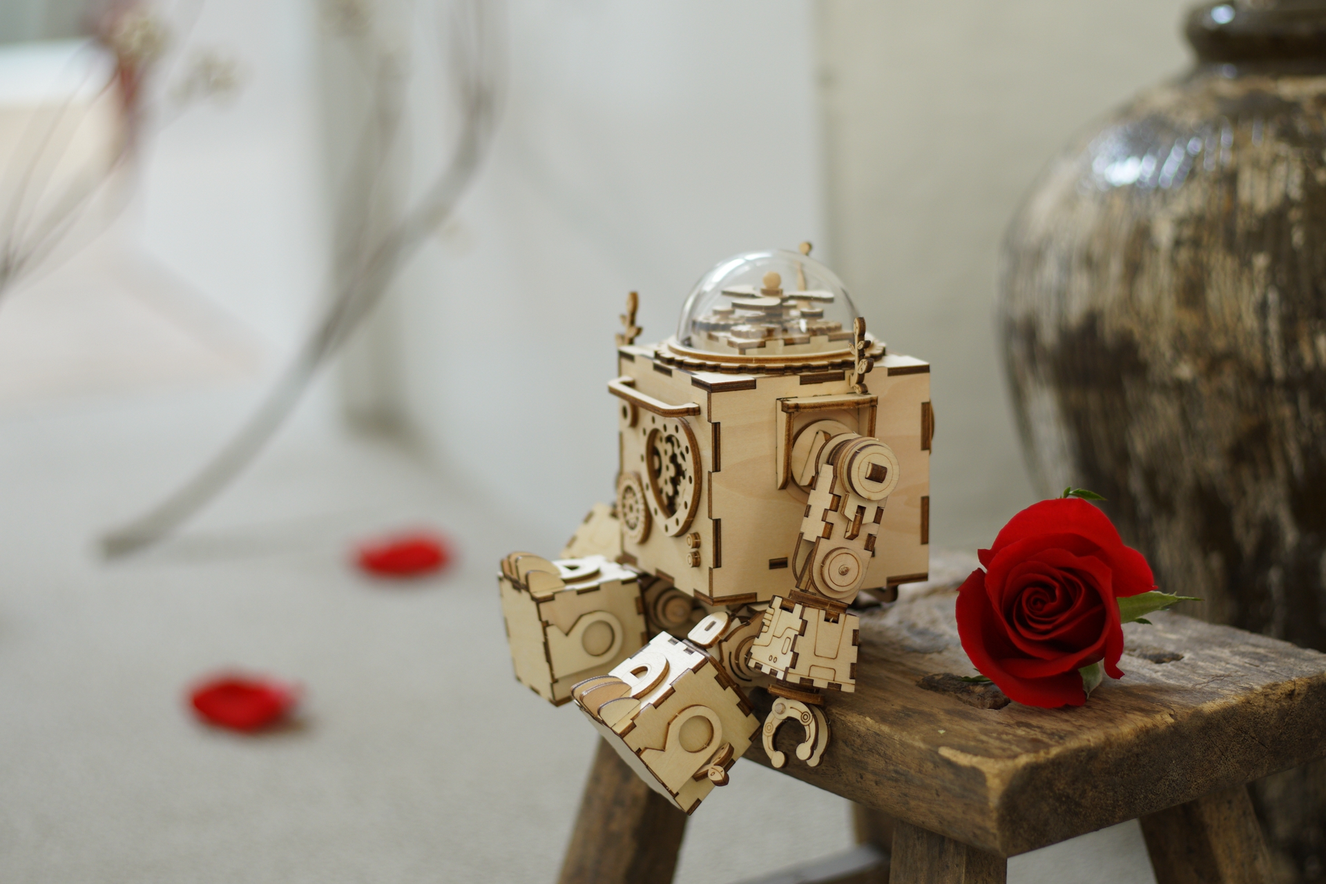 国内粉丝自制老式放映机 并在上面放起了《复联4》