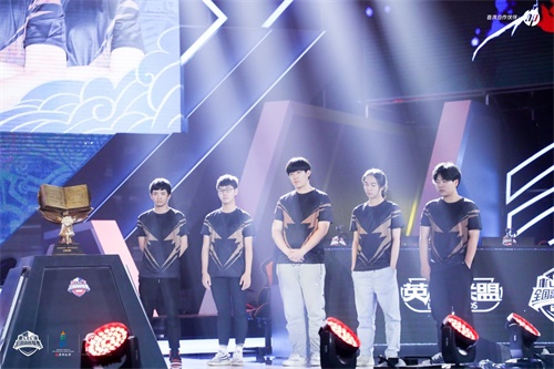 《英雄联盟》高校联赛故事：三个人的平行交叉人生