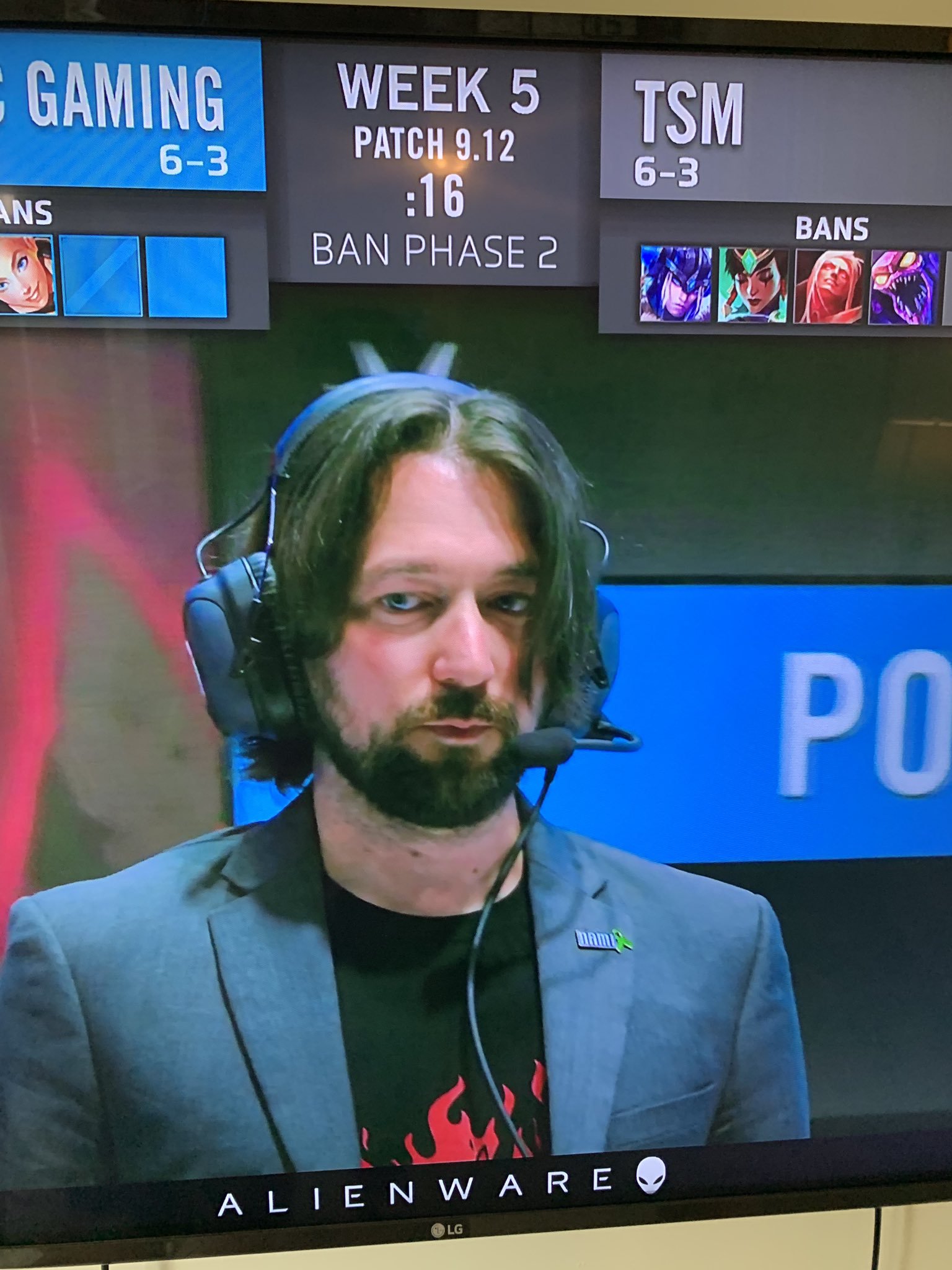 爱他就扮成他！LOL战队教练身着《2077》T恤撞脸基努·里维斯