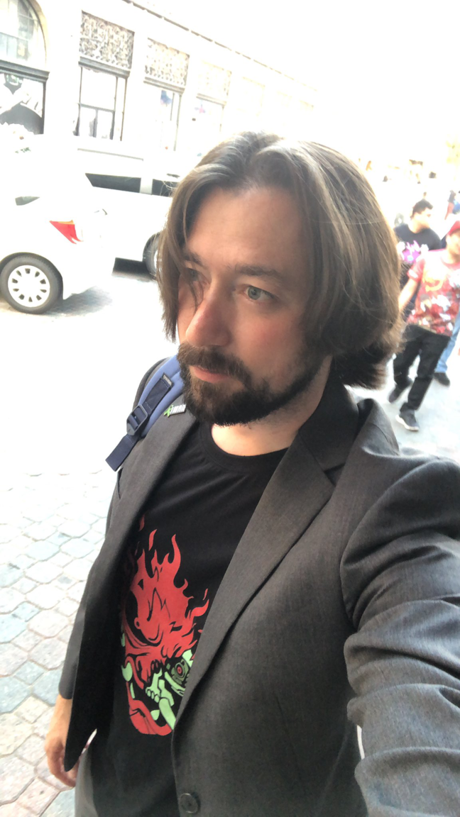 爱他就扮成他！LOL战队教练身着《2077》T恤撞脸基努·里维斯