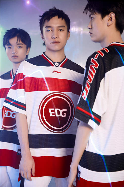 明凯与田野携手多位选手成李宁产品代言人 神秘电竞装备引发新国潮