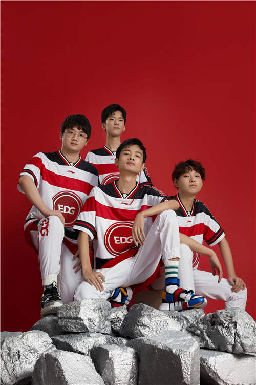 明凯与田野携手多位选手成李宁产品代言人 神秘电竞装备引发新国潮